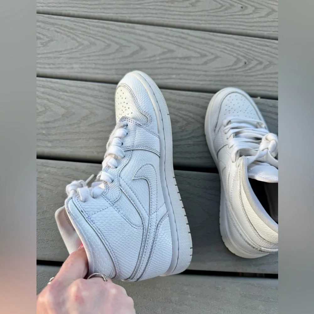 Air Jordan 1 Mid Triple White Women’s 6